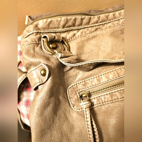 Vegan leather look crossbody tote messenger bag - Picture 3 of 9